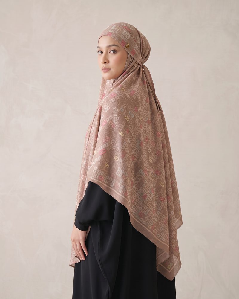 Hijab Khiban khimar Bandana Motif Nagita X Buttonscarves Voal Premium Sudut 2